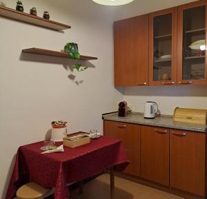 a small kitchen with a table with a red table cloth at Da Vinci Refuge 2 in Limonta