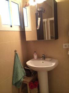 塞維利亞的住宿－URBION HOME，一间带水槽和镜子的浴室