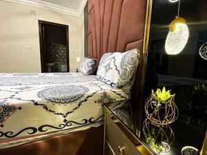 Cairo Crown Apartment with Fitness and Wellness tesisinde bir odada yatak veya yataklar