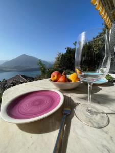 einen Tisch mit einem Teller und einem Glas Wein in der Unterkunft Seeblick in Aeschlen