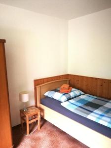 a bedroom with two twin beds and a table at Ferienwohnung mit Balkon 1.OG in Neustadt bei Coburg