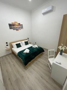 Un dormitorio con una cama con una manta verde. en Liparulo Holiday House, en Massa Lubrense