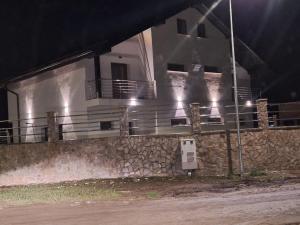 ein Gebäude mit Lichtern an der Seite in der Nacht in der Unterkunft Casa duplex in Alba Iulia
