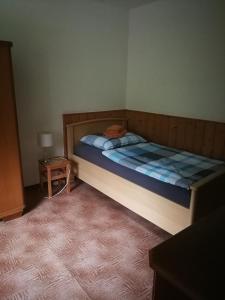 a bedroom with a bed and a table with a lamp at Ferienwohnung mit Balkon 1.OG in Neustadt bei Coburg