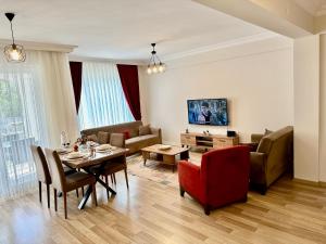 una sala de estar con una mesa y un sofá en Fethiye Kiralık Daire, en Fethiye
