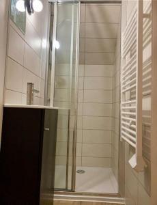 Et badeværelse på Rive gauche (bord de mer) + 17 billeder