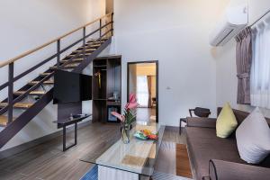 a living room with a couch and a staircase at Hoya Spa Hotel in Ruisui