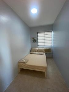 Een bed of bedden in een kamer bij LuxuryCondo:2BR with 2 Beds@SM SouthMall Las Pinas
