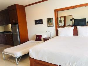 1 Schlafzimmer mit 2 Betten und einem Spiegel in der Unterkunft View Talay 6 Pattaya Beach Apartment by Honey in Pattaya