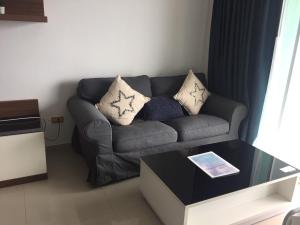 uma sala de estar com um sofá e uma mesa de centro em View Talay 6 Pattaya Beach Apartment by Honey em Pattaya Central