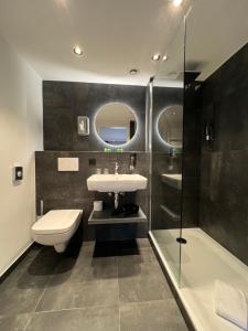 Koupelna v ubytování Hotel Lamm Baiersbronn Mitteltal