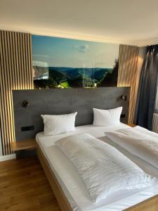 Postel nebo postele na pokoji v ubytování Hotel Lamm Baiersbronn Mitteltal