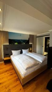 Postel nebo postele na pokoji v ubytování Hotel Lamm Baiersbronn Mitteltal