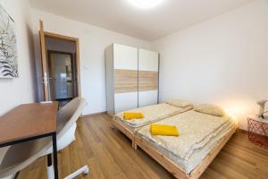 Un pat sau paturi într-o cameră la InSpiral Peaceful Retreats