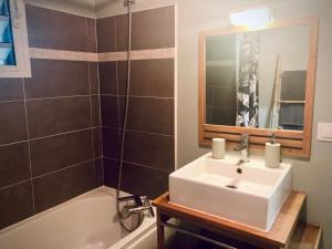 ein Badezimmer mit einem Waschbecken und einer Badewanne in der Unterkunft Mika & Clo in Saint-Joseph