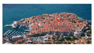 ドゥブロヴニクにあるThrone of Dubrovnik Room 2の赤目印付き市街地空見