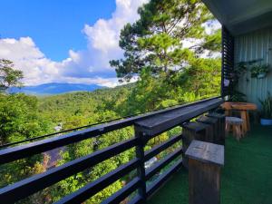 balcón con bancos y vistas a las montañas en Mavy's Maligcong Homestay en Bontoc