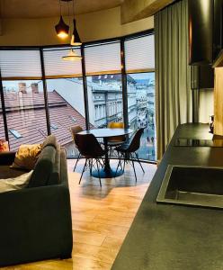 sala de estar con sofá y mesa en Bielsko Citylife Luxury Apartment en Bielsko-Biala
