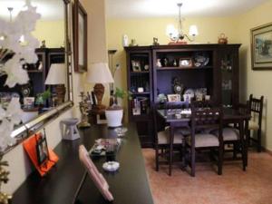 - un salon avec une table et une salle à manger dans l'établissement La casa de Antonia, à Cordoue