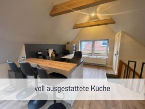 cocina y comedor con mesa de madera y sillas en moderne Kate Kiel, en Kiel