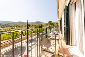 uma varanda com uma mesa, uma cadeira e uma vista em Cozy Mallorca! em Palma de Maiorca