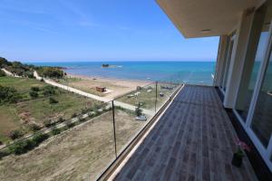 Uma varanda ou terraço em Aria Beach Resort by Hana Turismo