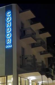 un bâtiment avec un panneau sur son côté dans l'établissement HOTEL CONDOR, à Rimini