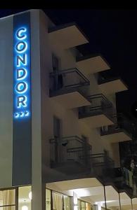 un edificio con un cartel en el costado en HOTEL CONDOR, en Rímini