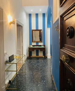 pasillo con tocador y espejo en la habitación en Sun&Sea Apartment en Lido di Ostia