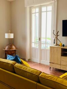 una persona sentada en un sofá en una sala de estar en Sun&Sea Apartment en Lido di Ostia