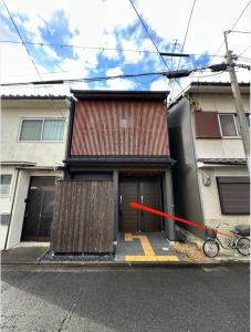 um edifício com uma linha vermelha à frente em nestay東九条01左側 em Quioto