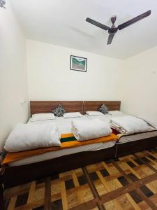 Krevet ili kreveti u jedinici u objektu Priya Hotel, Sitapur