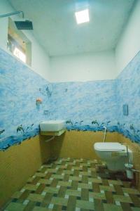 帕西古德的住宿－Passi CK Homestay，一间带水槽和卫生间的浴室