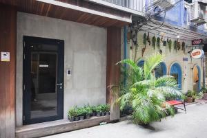 GO INN Silom - BTS Surasak station في Yan Nawa: باب امام مبنى عليه نباتات
