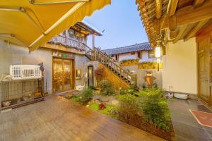 GeGeHouse - Lijiang Old Town的阳台或露台