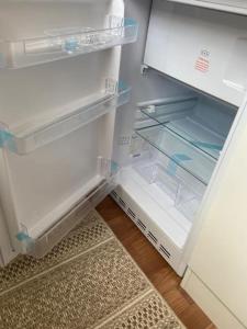 - un réfrigérateur blanc avec une porte ouverte dans l'établissement Kleines Apartment in Marl WG 2, à Marl
