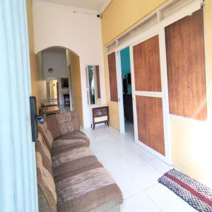 un soggiorno con divano in camera di Rumah Teman Homestay a Semarang