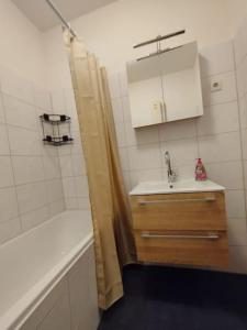 La salle de bains est pourvue d'un lavabo et d'une baignoire. dans l'établissement Kleines Apartment in Marl WG 2, à Marl