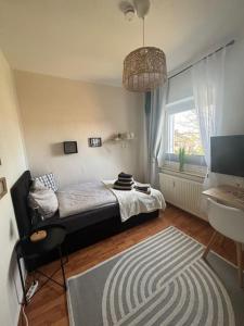 - une chambre avec un lit, une table et une fenêtre dans l'établissement Kleines Apartment in Marl WG 2, à Marl