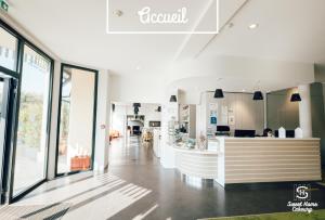 een lobby van een winkel met een balie bij Sweet Home Cabourg Hôtel et gîtes in Cabourg