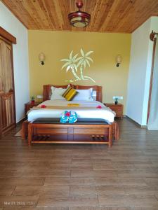 La Digue Luxury Beach & Spa في لا ديج: غرفة نوم بسرير كبير في غرفة