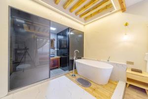 GeGeHouse - Lijiang Old Town的一间浴室