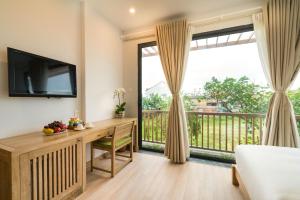 TV a/nebo společenská místnost v ubytování ZEN Boutique Hoi An - Eco-Friendly Villa