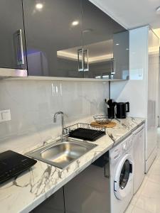 パラリア・カテリニスにあるPrincess Luxury Studio 3 in Artemisのキッチン(シンク、洗濯機付)