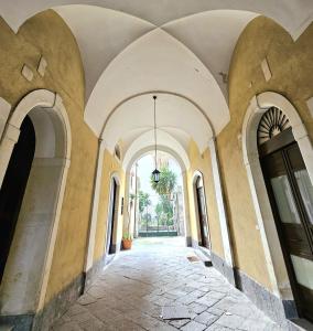een steegje in een gebouw met gewelfde plafonds bij May's Apartment in Catania