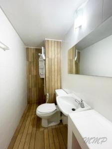 een badkamer met een wit toilet en een wastafel bij Popular The best muangthongthani 日常房间公寓 in Ban Bang Phang