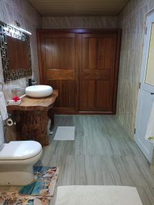 uma casa de banho com um WC e um lavatório em La Digue Luxury Beach & Spa em La Digue