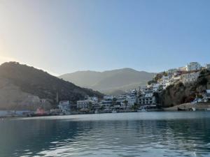 eine Stadt auf einem Hügel neben einem Gewässer in der Unterkunft Happy Days in Agia Galini
