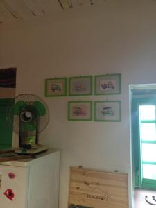 Zimmer mit Kühlschrank und Bildern an der Wand in der Unterkunft Giro di vite in Rocca Imperiale