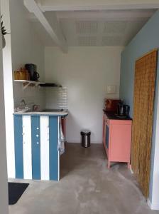 uma cozinha com um balcão azul e branco num quarto em Studio avec jardin à 2km de L'Océan ! em Labenne